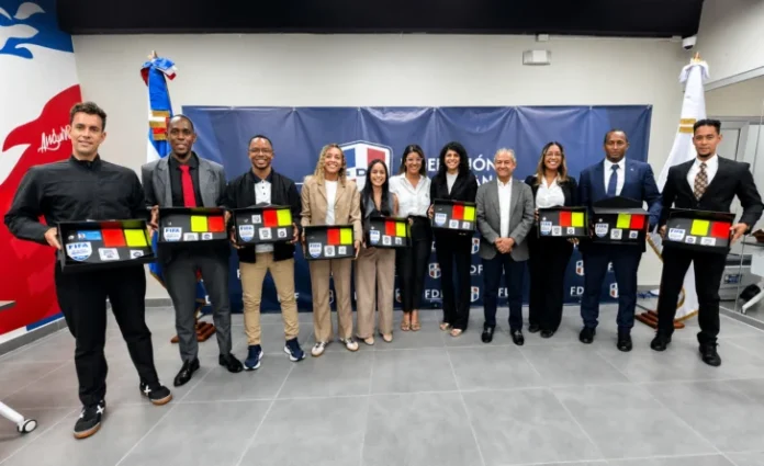 Arbitros-dominicanos-recibieron-gafetes-FIFA-2026-728x445