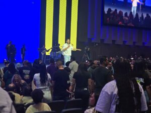 Más de 5,000 jóvenes participan en la conferencia “Revolución” de la iglesia Monte de Dios